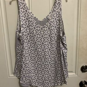 Gray and white pattern tank